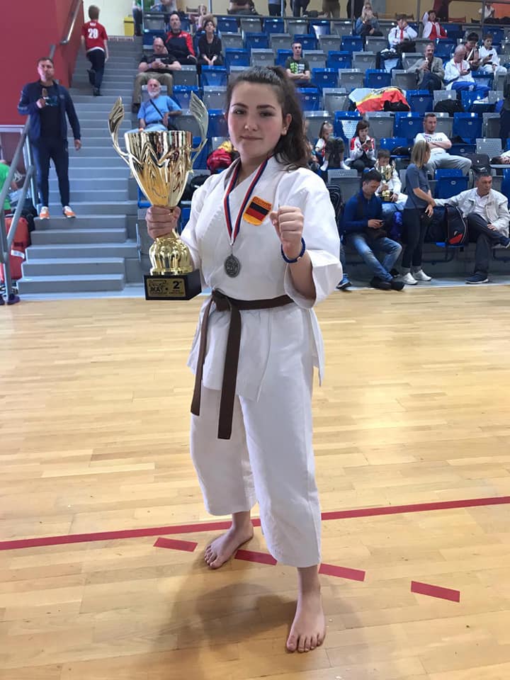 Mädchen mit Pokal